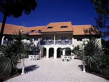 Les Vagues Restaurant Hotel 3*