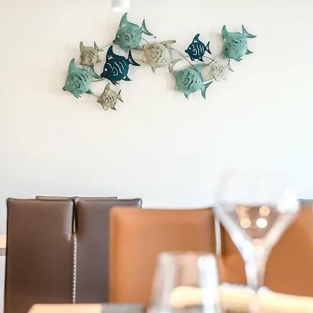 Les Vagues Restaurant Hotell 3*