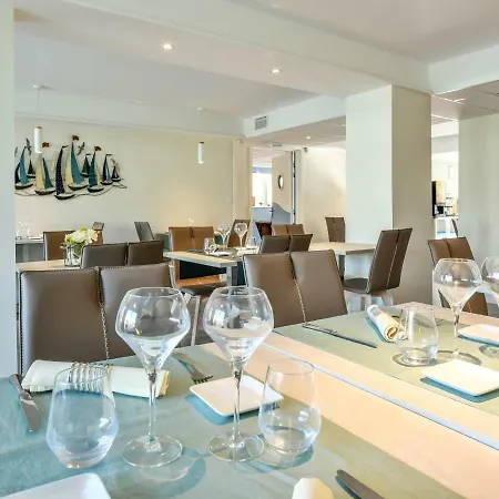 Les Vagues Restaurant Hotell 3*