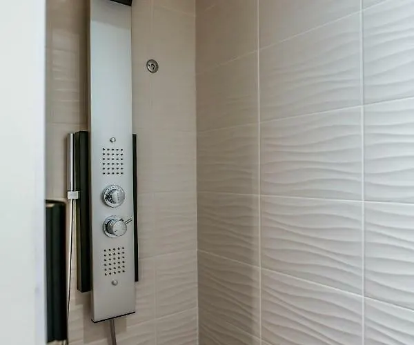 Les Vagues Restaurant فندق بيسكاروس-بلاج