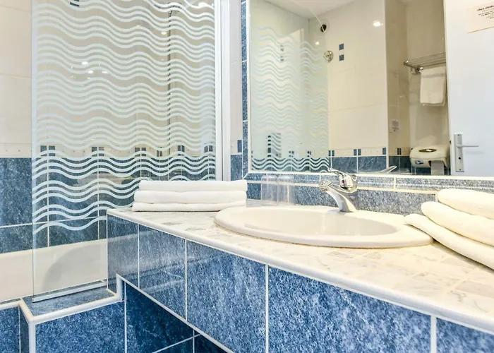 Les Vagues Restaurant بيسكاروس-بلاج